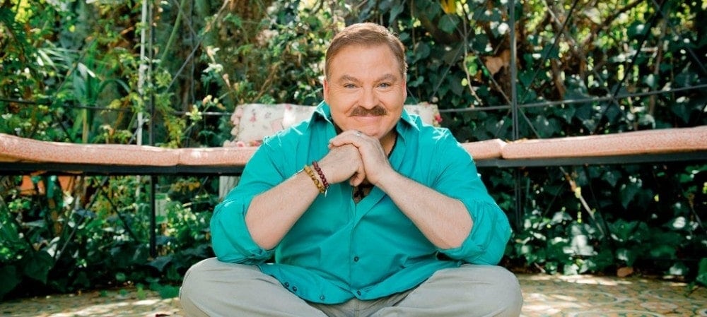Meet James Van Praagh a Man The Dead Freely Speak To